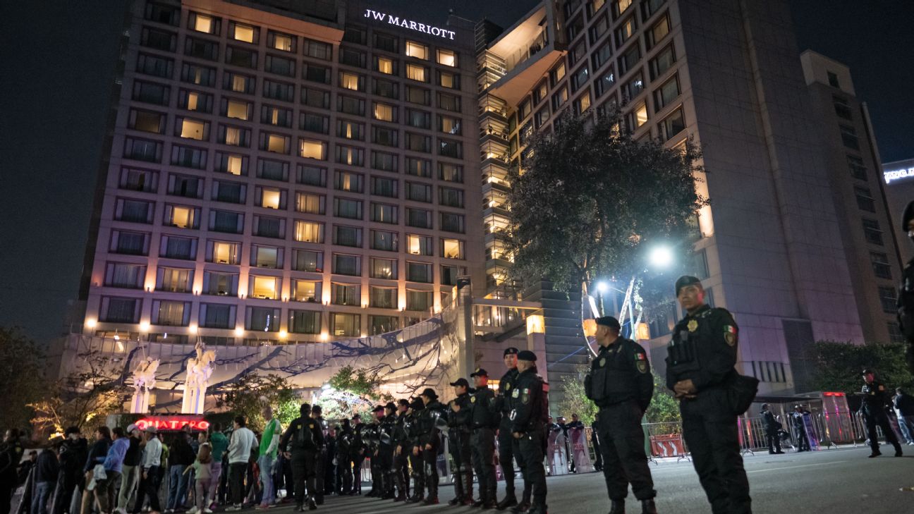 墨西哥球迷夜袭英格兰酒店，世预赛氛围拉满
